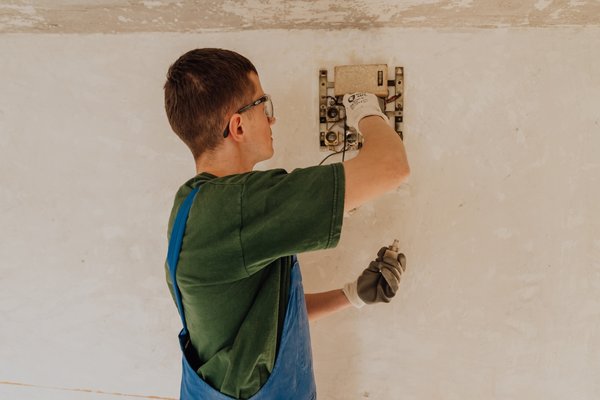 Remise aux normes du tableau électrique : guide pratique et essentiel